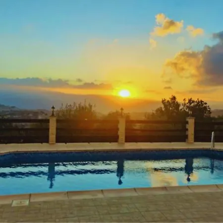 Peaceful Kallepia With Private Pool & Mountain Views ヴィラ *