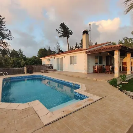 Peaceful Kallepia With Private Pool & Mountain Views ヴィラ *